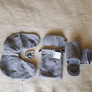 NWT Herschel Standard Issue Travel System